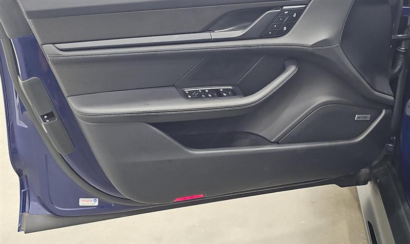 Vehicle photo 10
