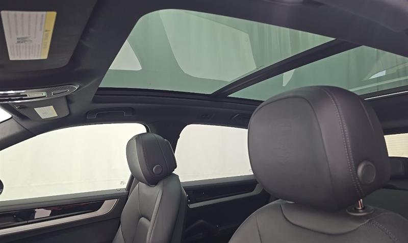 Vehicle photo 11