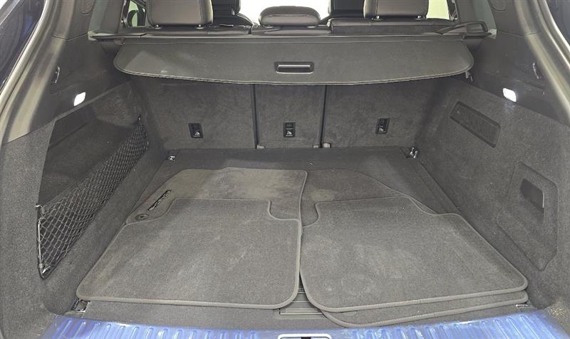 Vehicle photo 12
