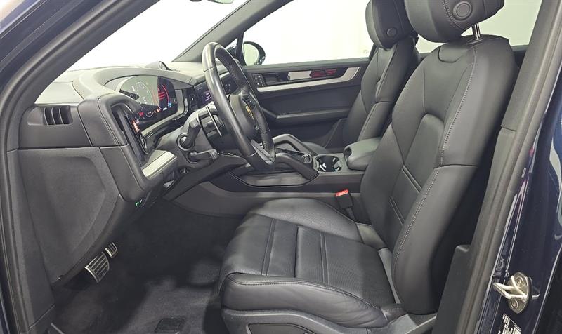 Vehicle photo 7