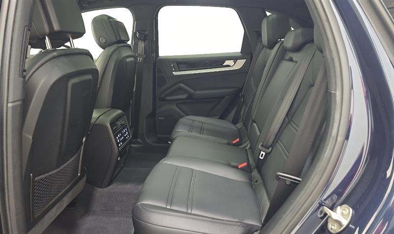 Vehicle photo 9