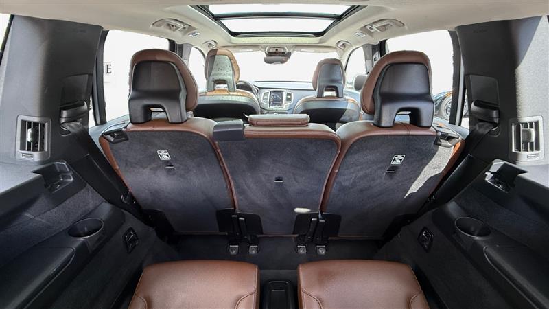 Vehicle photo 24