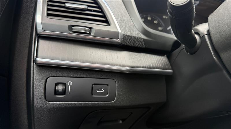 Vehicle photo 37