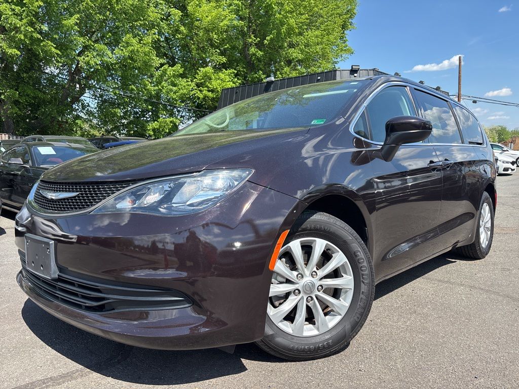 2017 Chrysler Pacifica Touring's photo