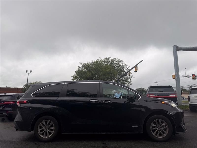 2021 TOYOTA SIENNA XLE