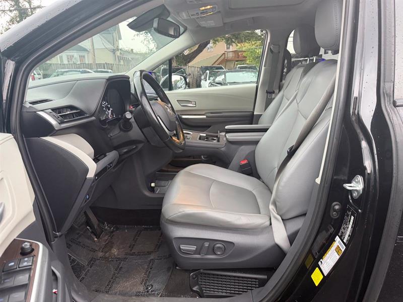 2021 TOYOTA SIENNA XLE