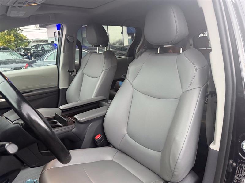 2021 TOYOTA SIENNA XLE