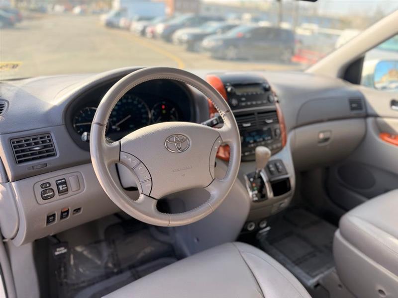 2009 TOYOTA SIENNA XLE