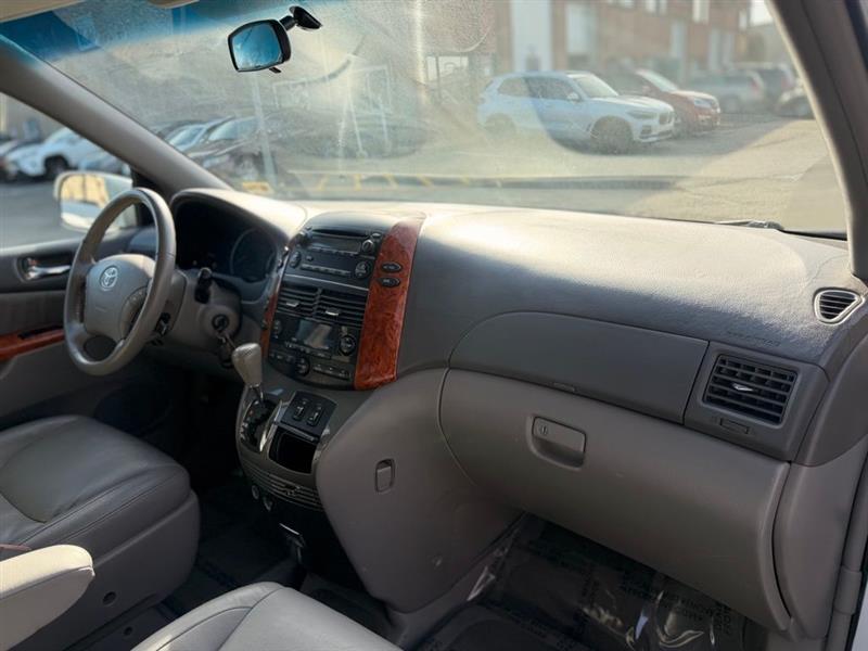 2009 TOYOTA SIENNA XLE