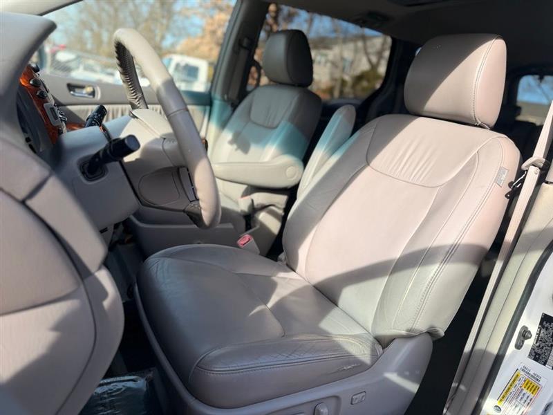 2009 TOYOTA SIENNA XLE