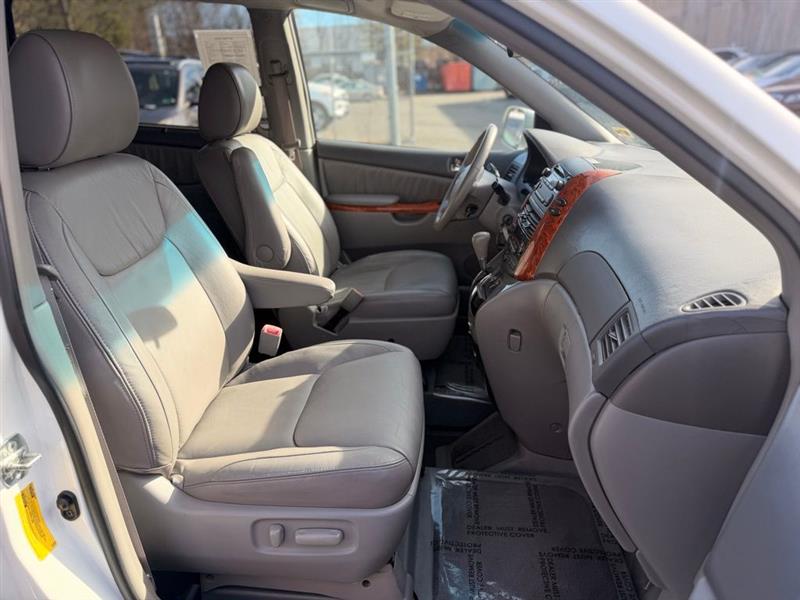 2009 TOYOTA SIENNA XLE