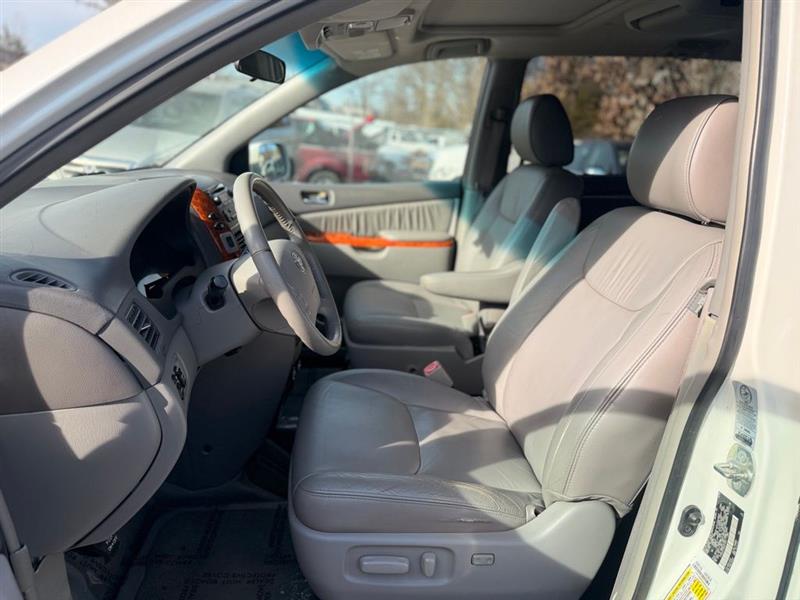 2009 TOYOTA SIENNA XLE