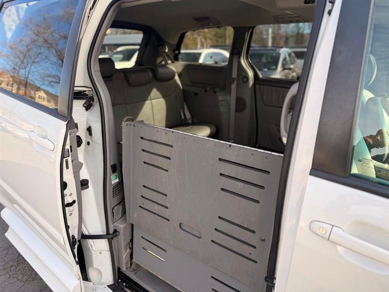 2009 TOYOTA SIENNA XLE