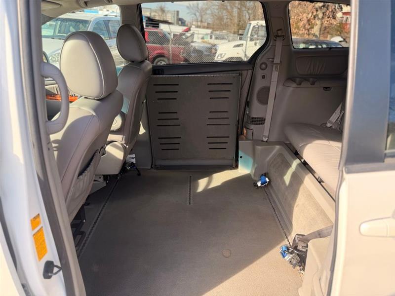 2009 TOYOTA SIENNA XLE