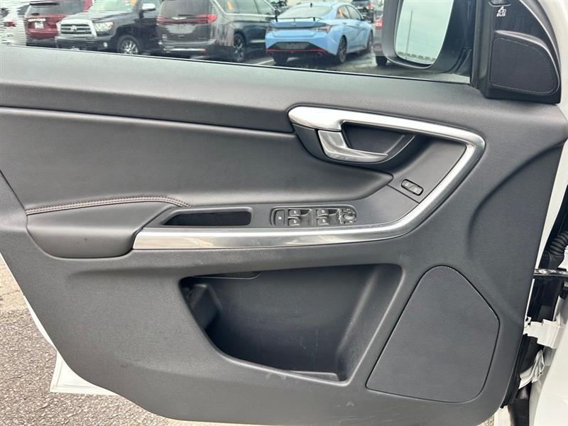 2017 VOLVO XC60 DYNAMIC