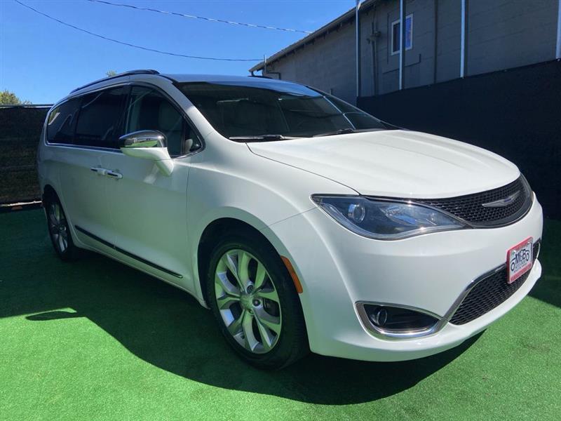 2017 Chrysler Pacifica Limited's photo