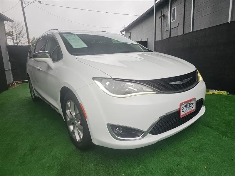 2017 Chrysler Pacifica Limited's photo