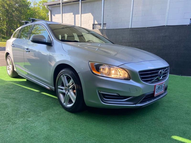 2015 Volvo V60 T5 AWD Platinum's photo