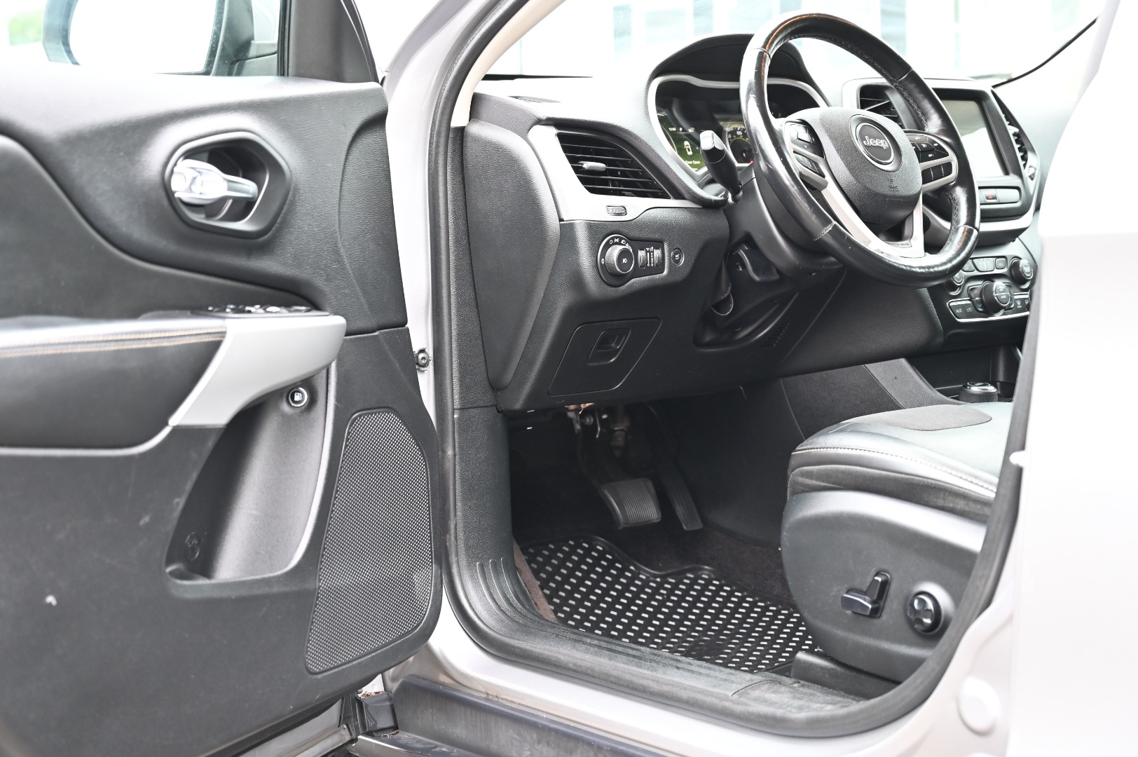 2018 Jeep Cherokee Latitude Plus - Photo 11