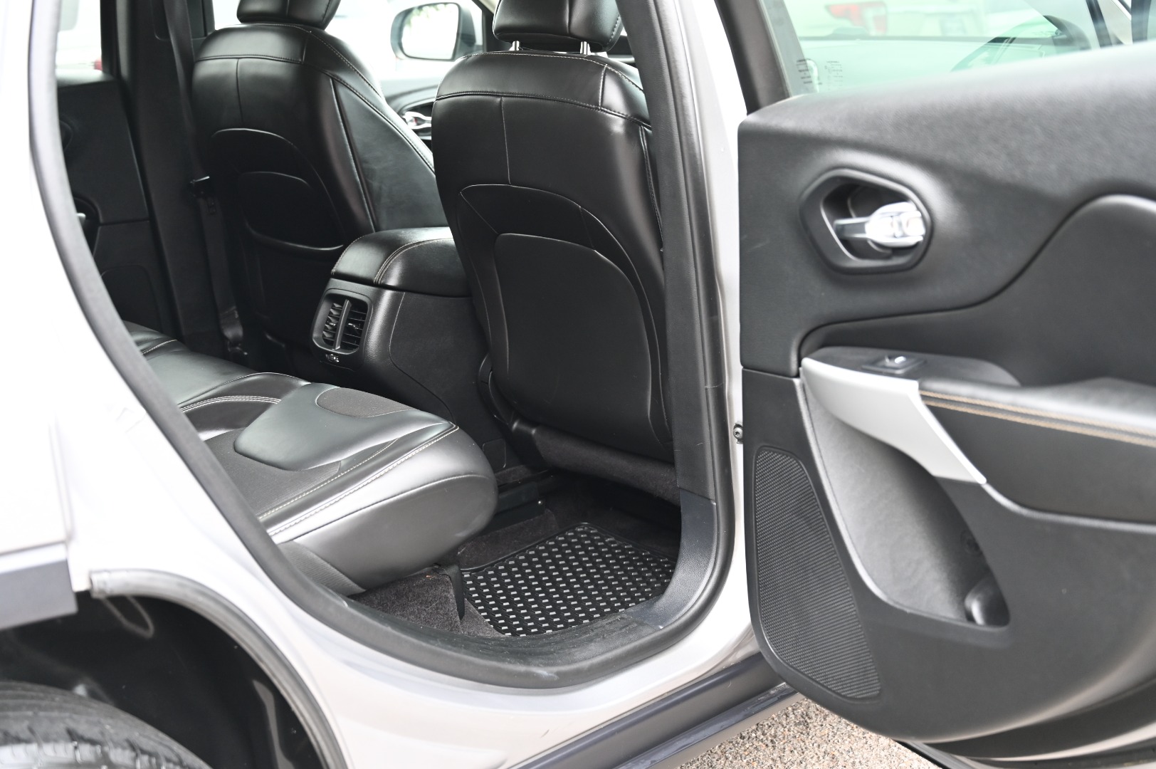 2018 Jeep Cherokee Latitude Plus - Photo 17