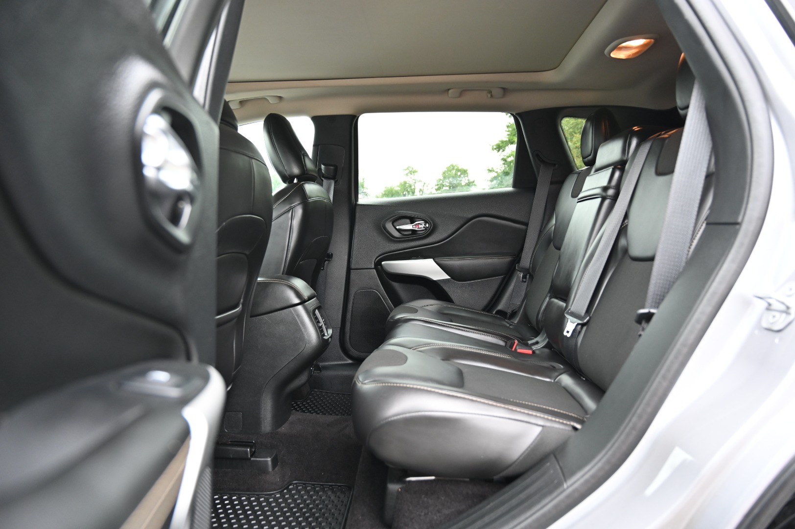2018 Jeep Cherokee Latitude Plus - Photo 18