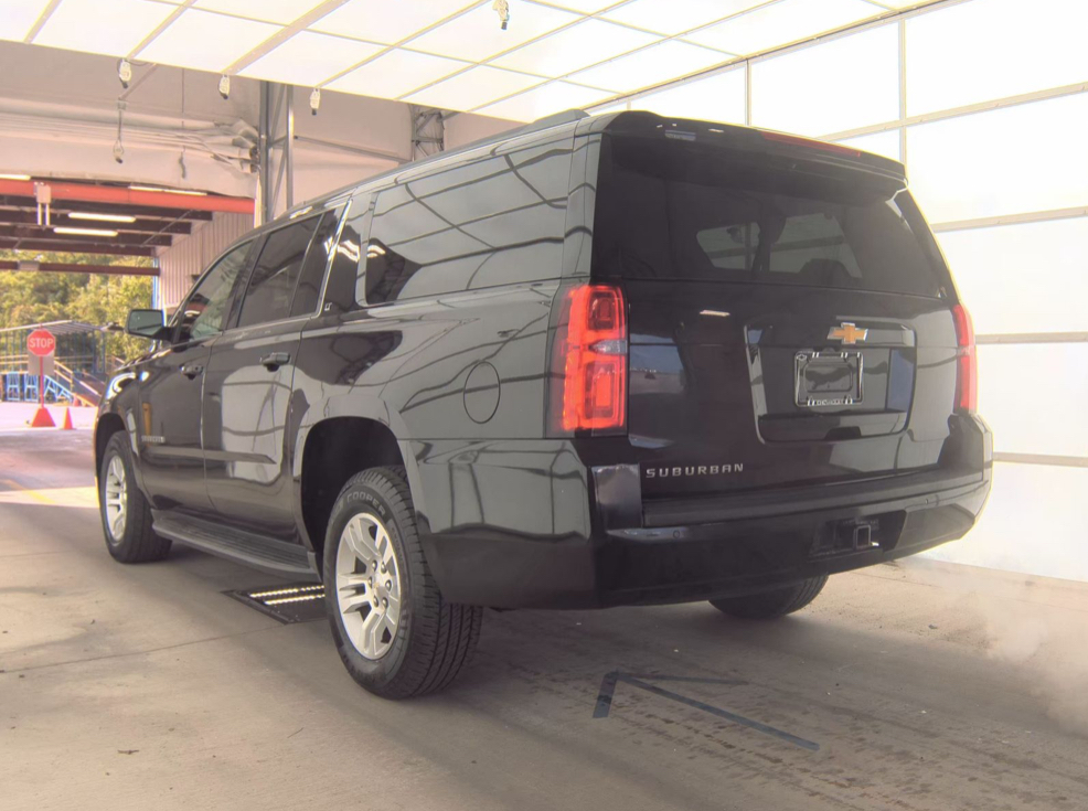 2017 Chevrolet Suburban LT - Photo 4