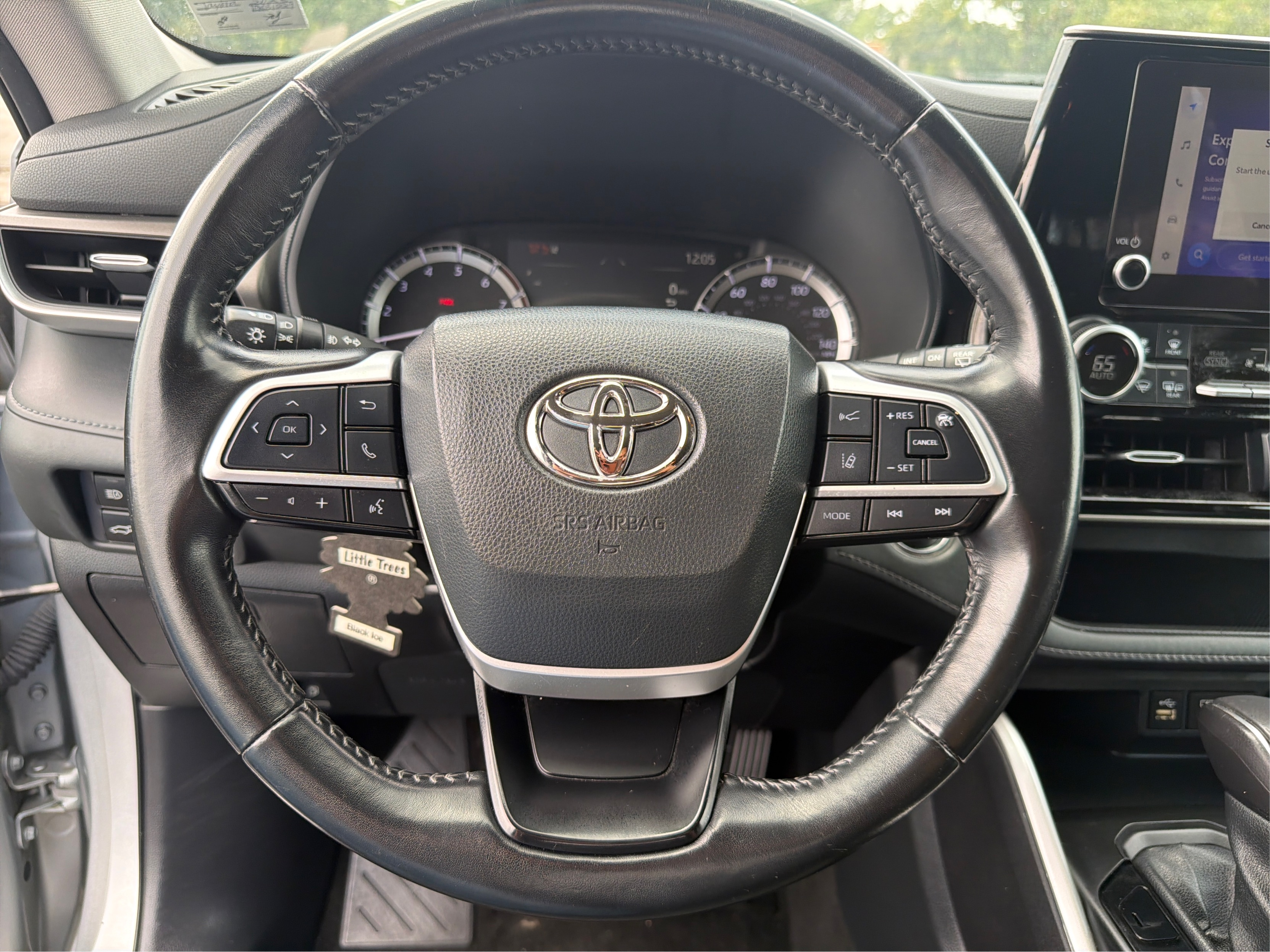 2023 Toyota Highlander LE - Photo 14