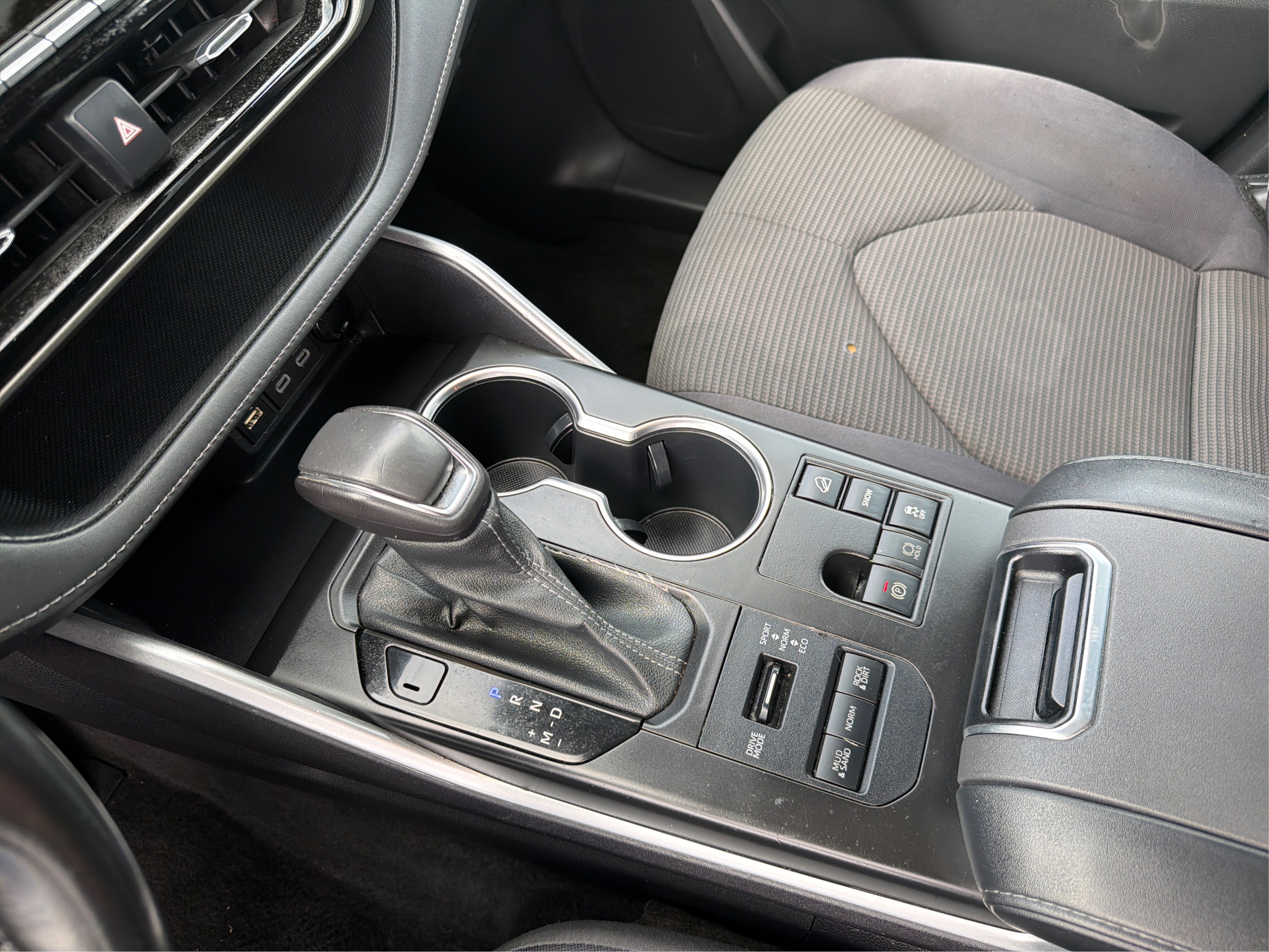 2023 Toyota Highlander LE - Photo 18