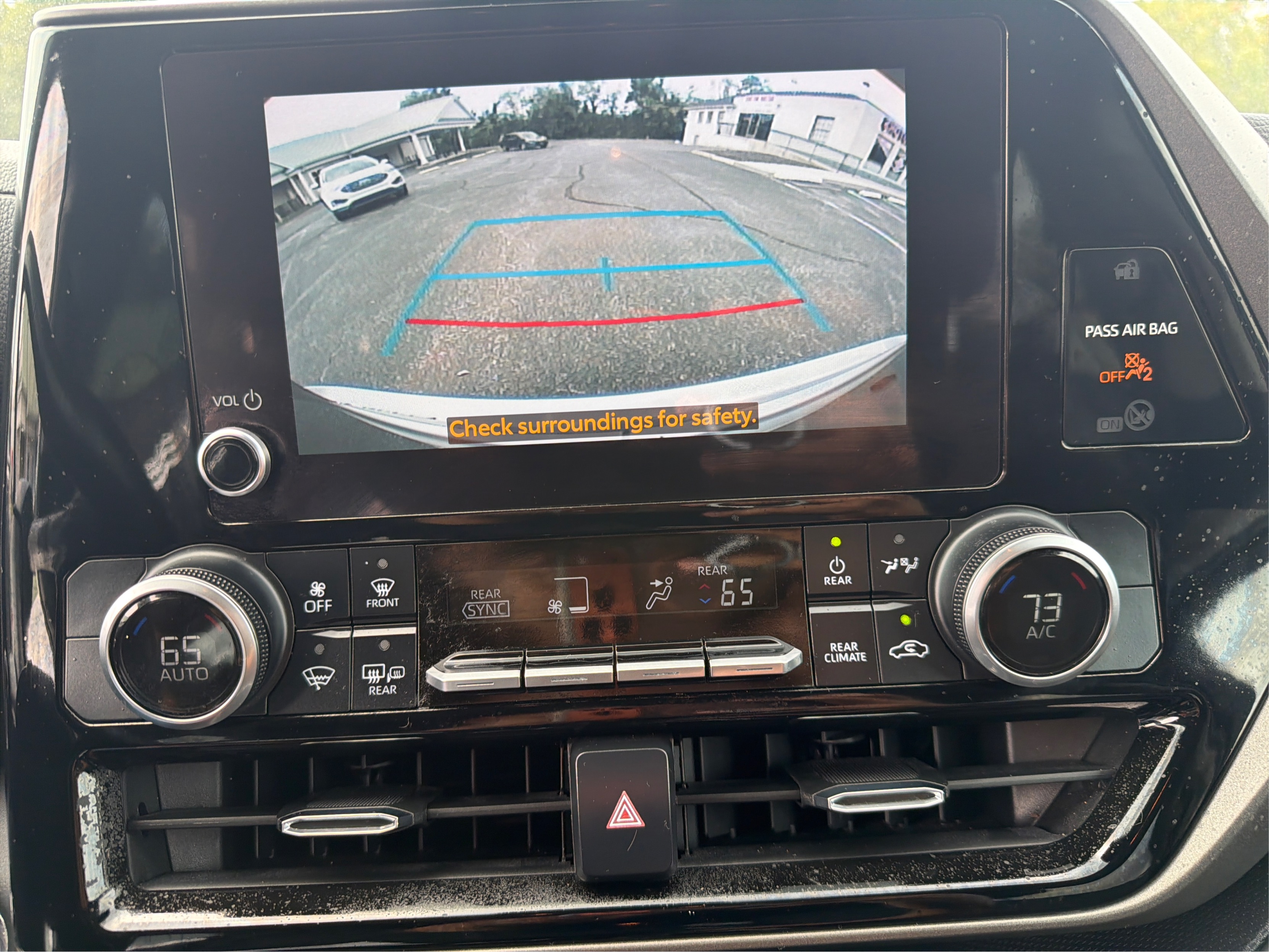 2023 Toyota Highlander LE - Photo 23