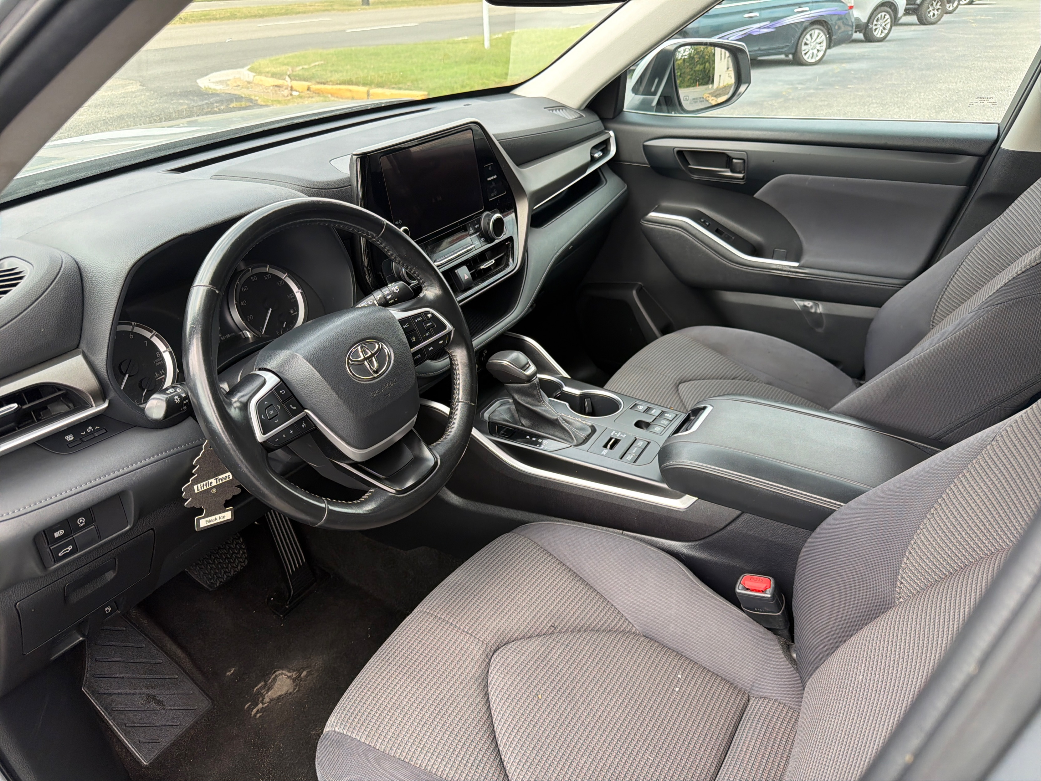 2023 Toyota Highlander LE - Photo 9