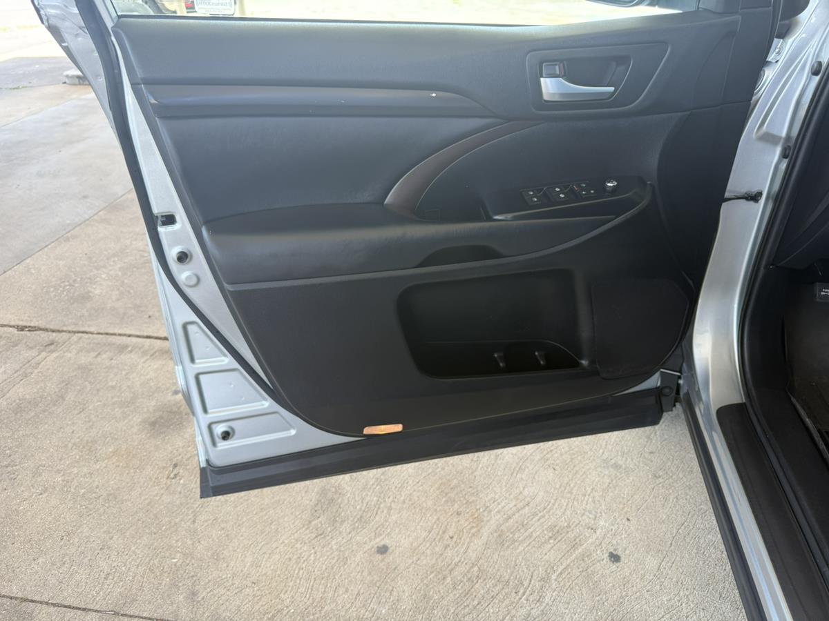 2019 Toyota Highlander XLE - Photo 13