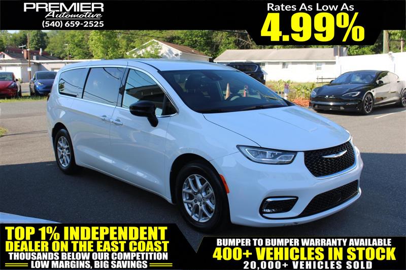 2026 Chrysler Pacifica Select's photo