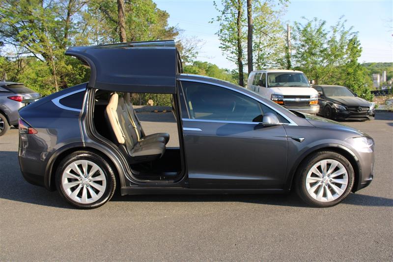 2016 Tesla Model X 75D - Photo 10