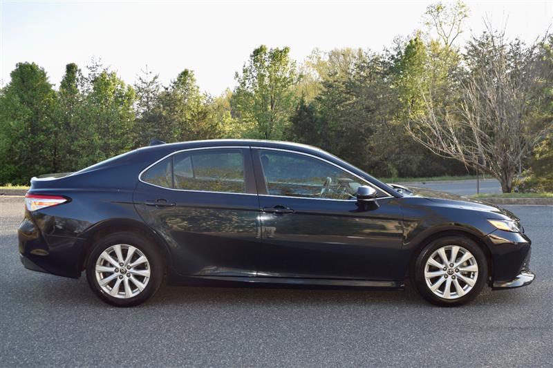 2020 Toyota Camry LE - Photo 7