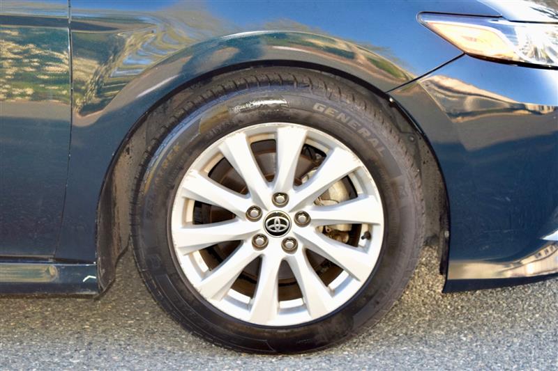 2020 Toyota Camry LE - Photo 8