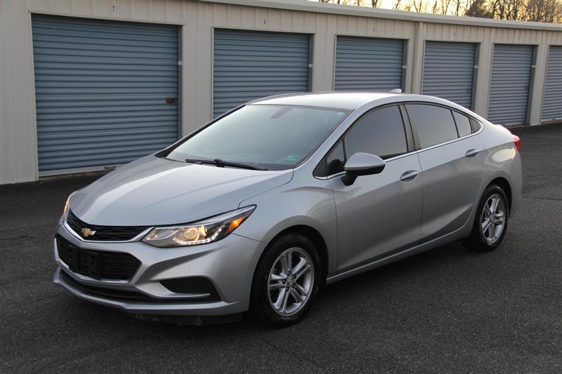 2018 Chevrolet Cruze LT - Photo 2