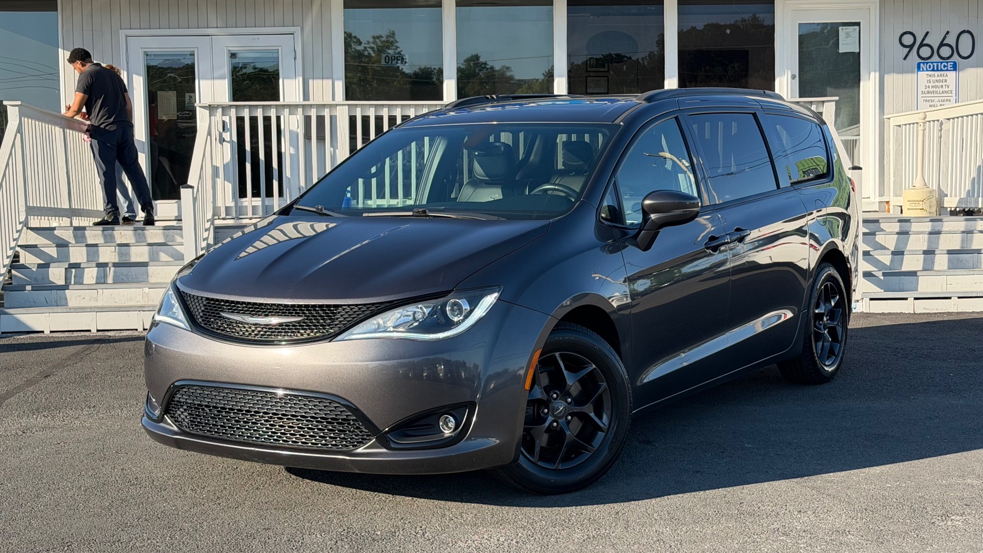 2019 Chrysler Pacifica Limited's photo