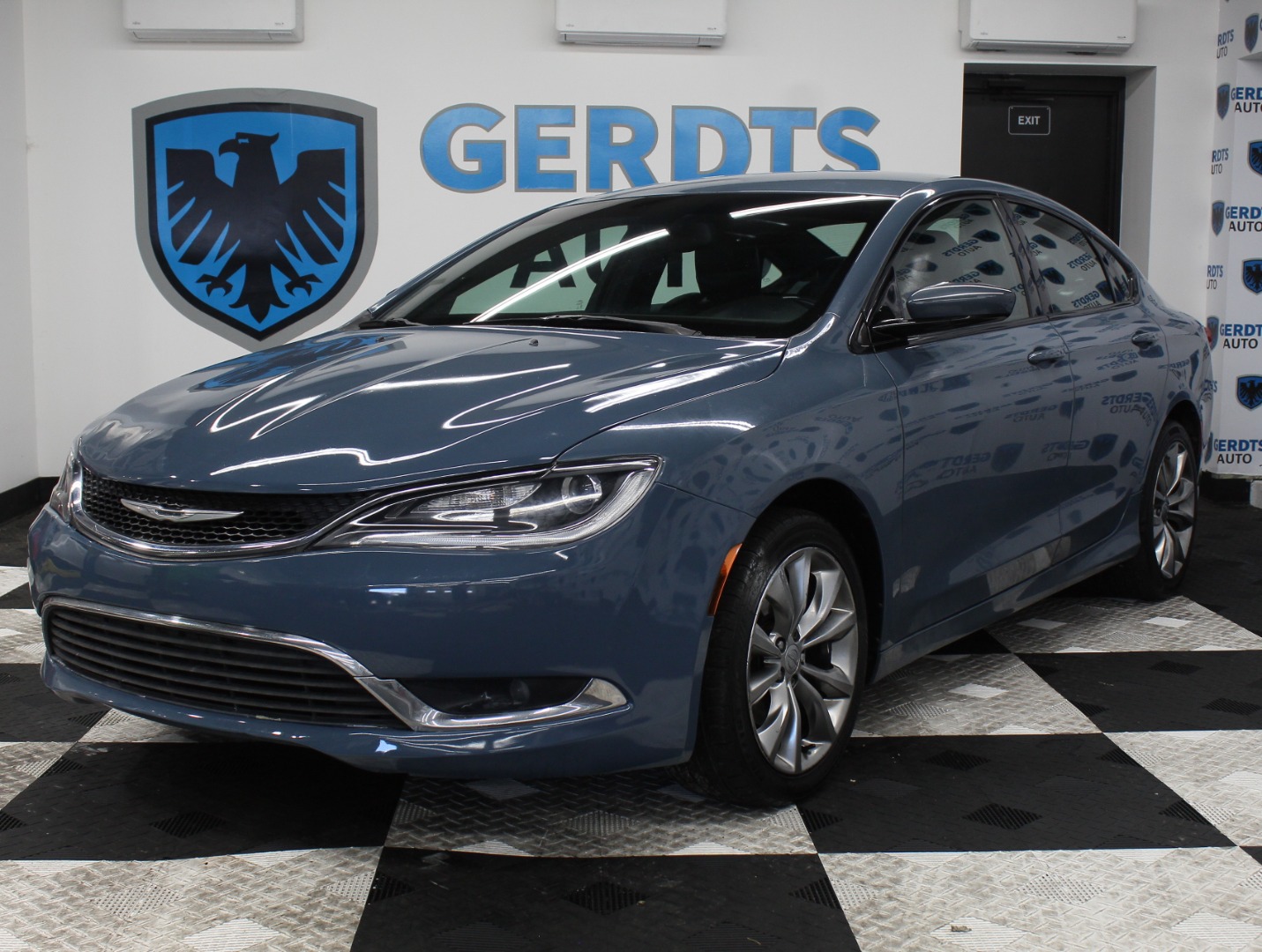 2015 Chrysler 200 S's photo