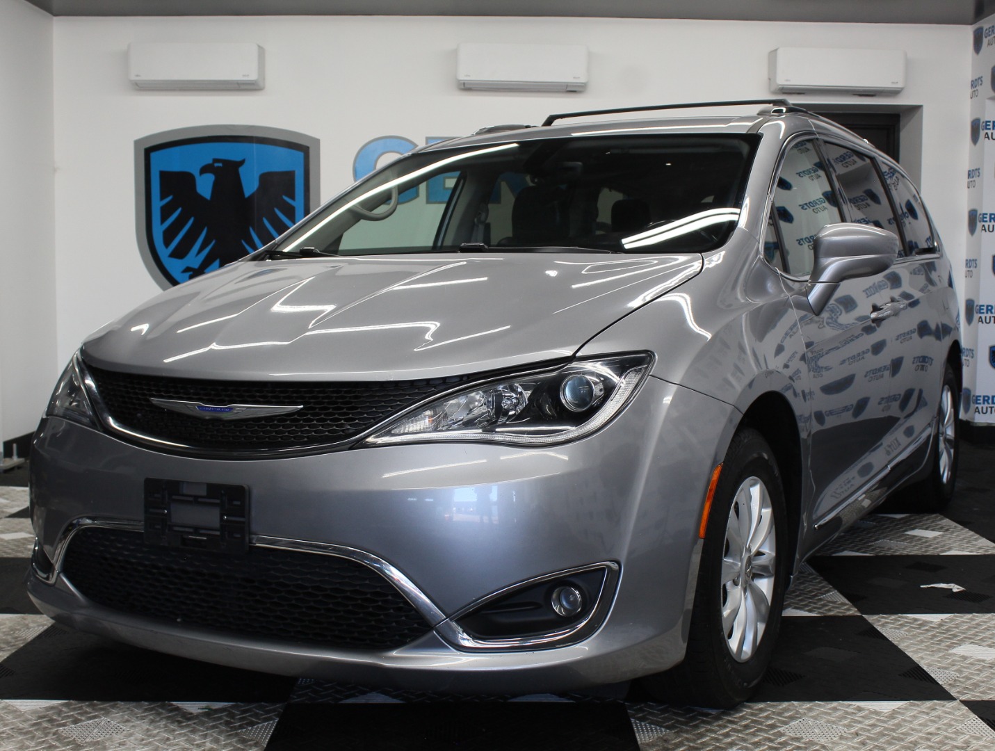 2019 Chrysler Pacifica Touring L's photo