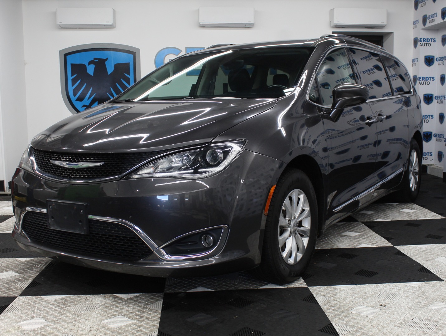 2018 Chrysler Pacifica Touring L's photo