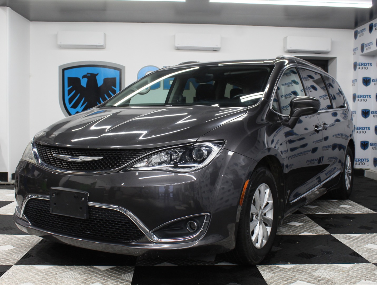 2017 Chrysler Pacifica Touring-L's photo