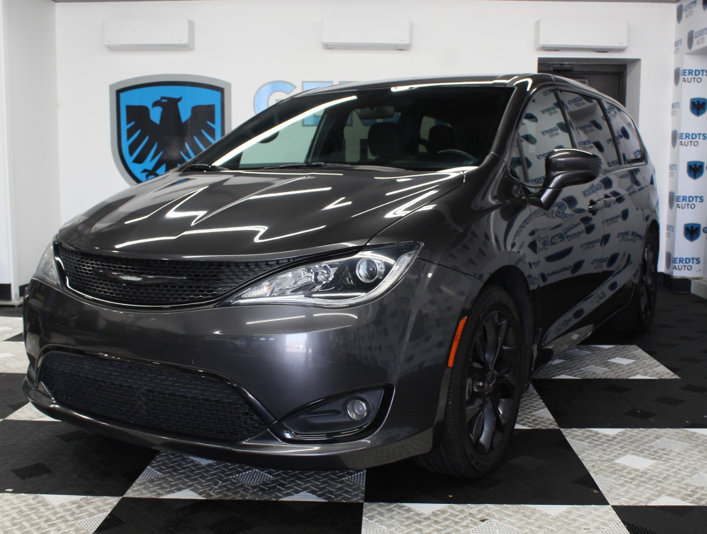 2018 Chrysler Pacifica Touring Plus's photo