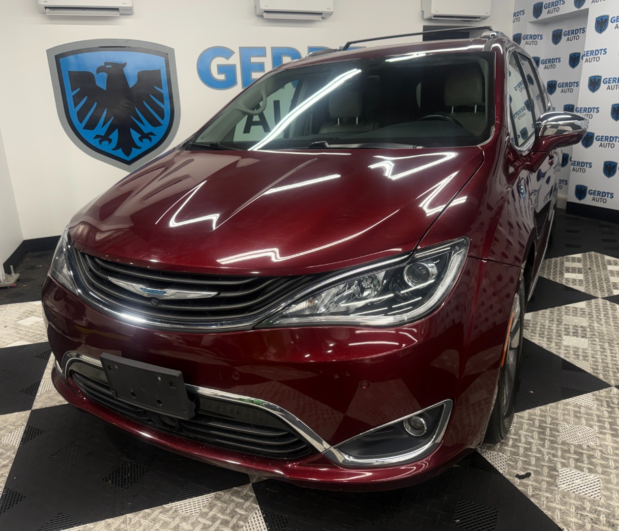 2018 Chrysler Pacifica Hybrid Limited's photo
