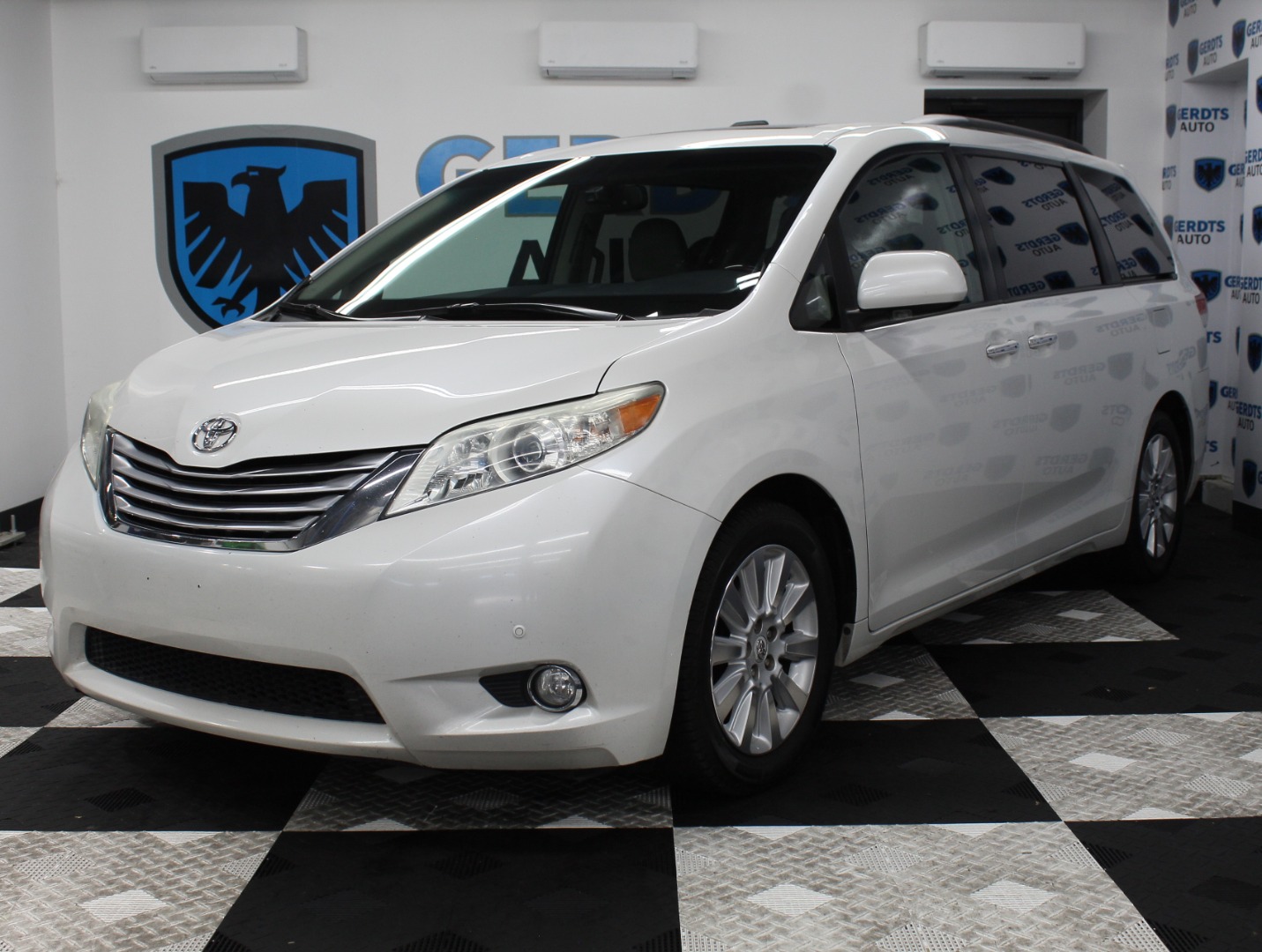 2011 Toyota Sienna Limited V6 7-Passenger's photo