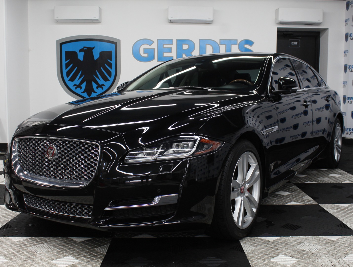 2016 Jaguar XJ XJL Portfolio's photo