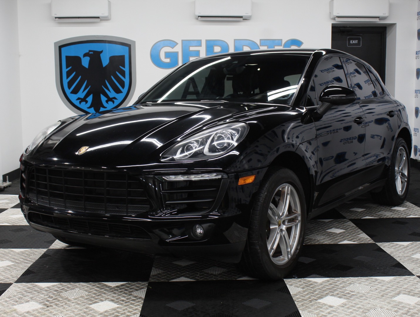 2017 Porsche Macan -'s photo