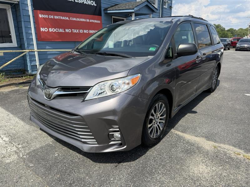 2018 TOYOTA SIENNA XLE 8 PASSENGER