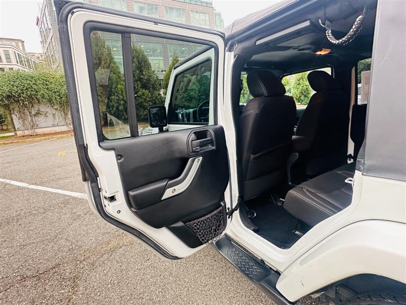2015 Jeep Wrangler Unlimited Sahara - Photo 17