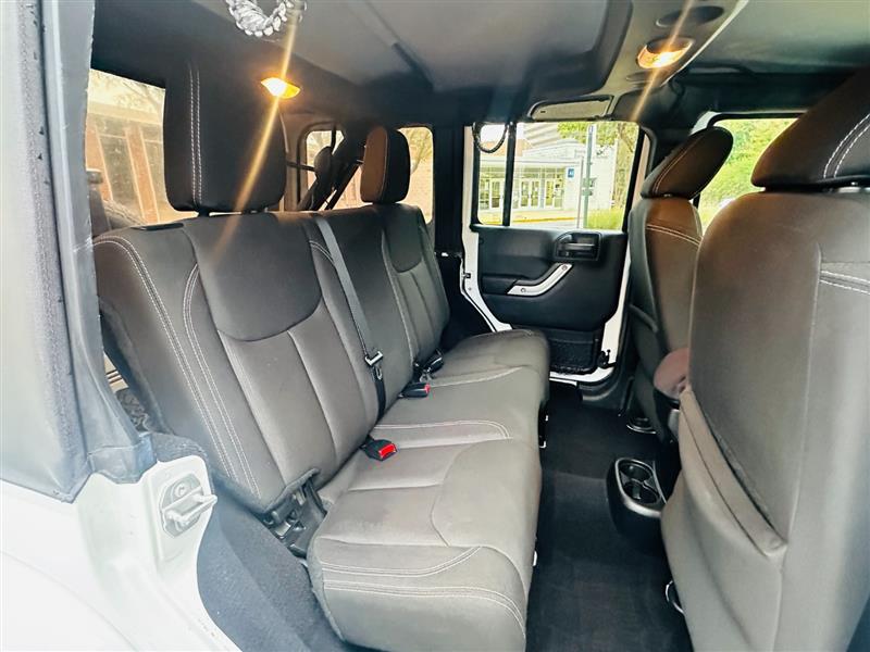 2015 Jeep Wrangler Unlimited Sahara - Photo 24