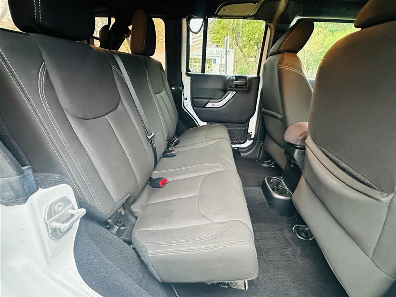 2015 Jeep Wrangler Unlimited Sahara - Photo 25